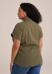 WE Fashion Užsagstoma palaidinė - green