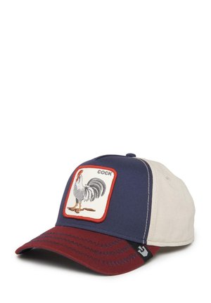Gorra de béisbol con una parte frontal color azul marino y un parche de gallo, lados color crema y visera burdeos con detalles de costura en contraste.