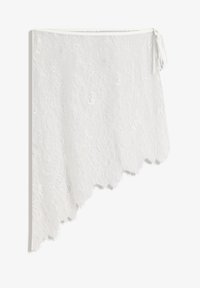 Biely asymetrický zavinovací čipkovaný sukňový kúsok s kvetinovým vzorom a vlnkovaným lemom, zviazaný tenkou bočnou mašľou.