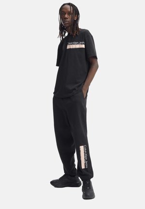 Calvin Klein LAYERED ADDRESS HWK - Pantalones deportivos - ck black