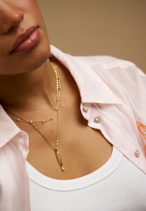 Orelia, TEXTURED FISH CHARM NECKLACE - Κολιέ - pale gold-coloured