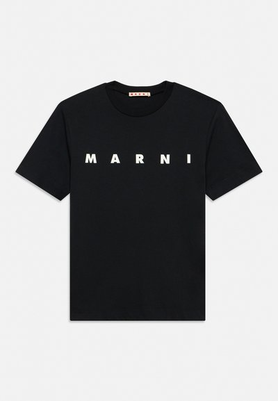 T-shirt noir à manches courtes avec les lettres blanches audacieuses "MARNI" centrées sur la poitrine, encolure ronde et design minimaliste.