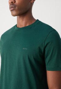 BOSS THOMPSON - Pamata T-krekls - open green