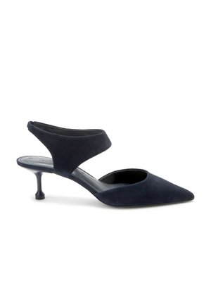 Escarpin en daim bleu marine à bout pointu, bride arrière et petit talon ondulé, avec des côtés ouverts.