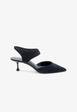 Escarpin en daim bleu marine à bout pointu, bride arrière et petit talon ondulé, avec des côtés ouverts.