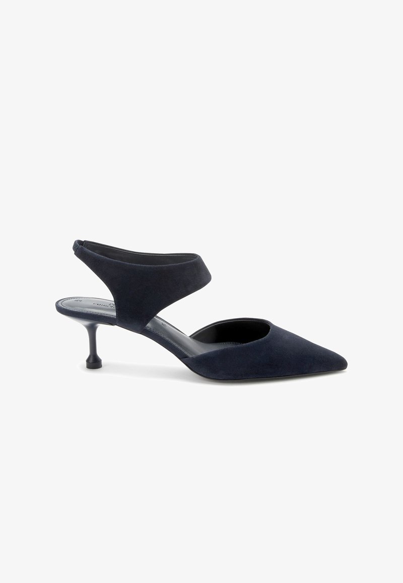 Escarpin en daim bleu marine à bout pointu, bride arrière et petit talon ondulé, avec des côtés ouverts.