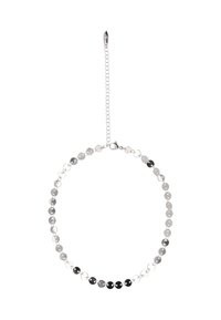 Sølvkæde med cirkulære perler i skiftevis sort, grå og sølvfarve, med tekstureret overflade og lås.