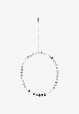 Colier cu lanț argintiu cu perle circulare în nuanțe alternative de negru, gri și argintiu, cu finisaj texturat și închizătoare cu carabină.
