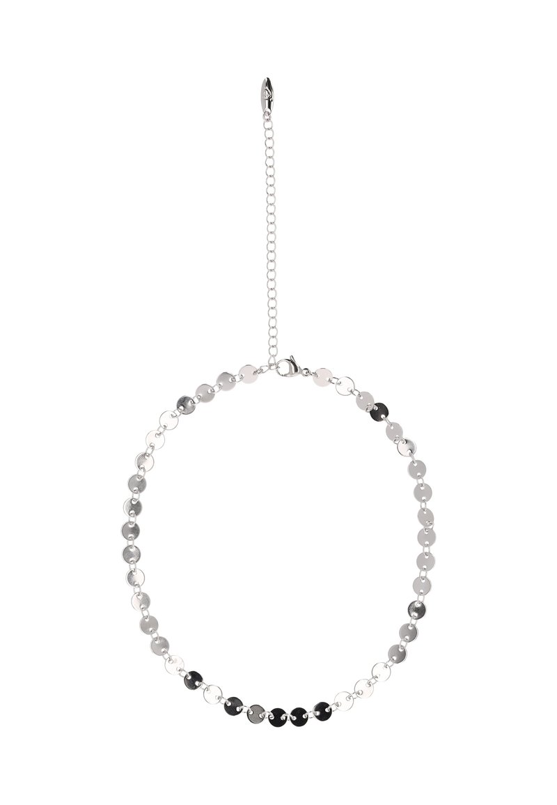 Sølvkæde med cirkulære perler i skiftevis sort, grå og sølvfarve, med tekstureret overflade og lås.