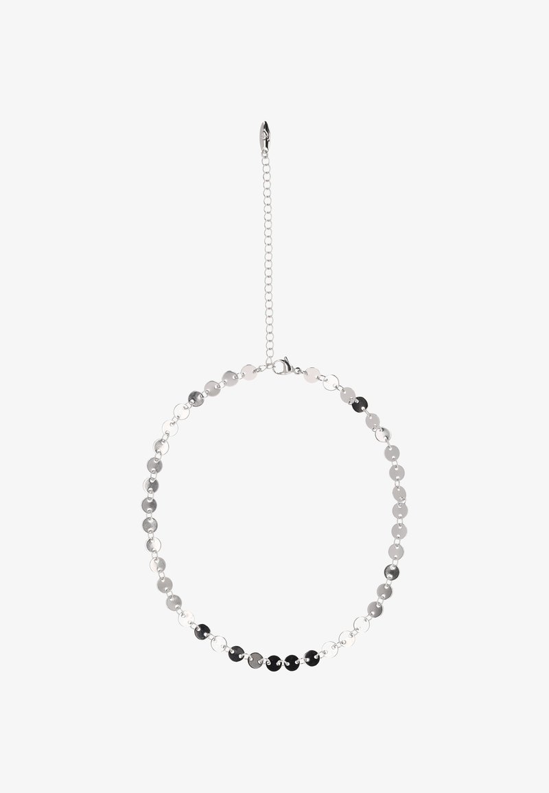 Sølvkæde med cirkulære perler i skiftevis sort, grå og sølvfarve, med tekstureret overflade og lås.