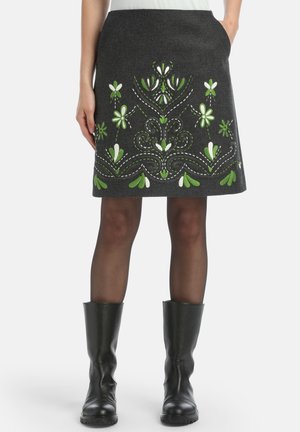 Wolle rok in donkergrijs met groene en witte bloemenborduurwerk en gebogen patronen, voorzien van zijzakken en een rechte snit.