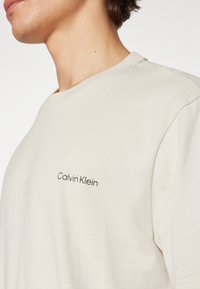 Calvin Klein ANGLED BACK LOGO - Marškinėliai su spaudiniu - stony beige
