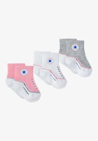 Tres pares de calcetines tobilleros: rosa, blanco y gris. Cada par presenta un diseño contrastante con un logo, rayas y acentos de puntos.