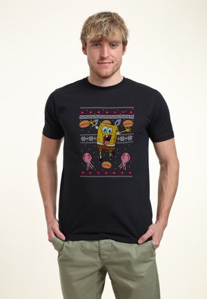 Sort bomulds-T-shirt med et farverigt SpongeBob SquarePants grafik, med mønstre af lyserøde maneter og dekorative motiver ovenfor og nedenfor.