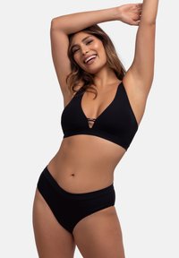 Juodas raštuotas bikinio komplektas, turintis V-formos bralette viršūnę su reguliuojamomis petnešomis ir aukštu liemeniu, pasižymintis elegantišku dizainu ir tekstūriniu audiniu.