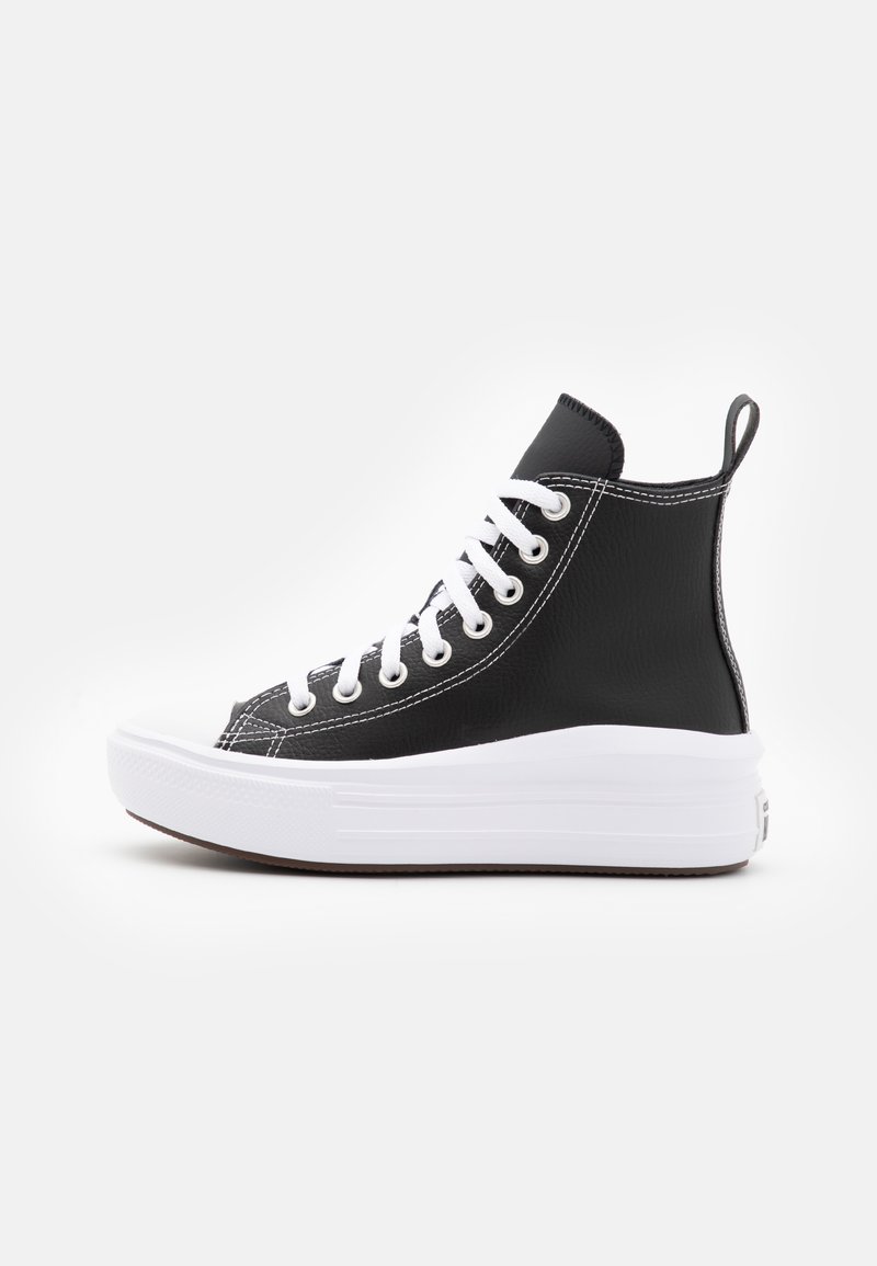 Svart høy-top sneaker laget av teksturert materiale med hvite snøringer, en hvit gummisåle og kontrasterende sømdetaljer.