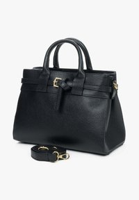 Czarna skórzana torebka o teksturowym wykończeniu, z podwójnymi uchwytami u góry, regulowanym paskiem, złotymi akcentami oraz charakterystycznym węzłowym detalem.