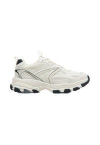 Białe sneakersy z textured górą, czarnymi akcentami i grubą podeszwą. Charakteryzują się elastycznymi sznurowadłami i charakterystycznym zakrzywionym designem.