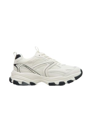 Białe sneakersy z textured górą, czarnymi akcentami i grubą podeszwą. Charakteryzują się elastycznymi sznurowadłami i charakterystycznym zakrzywionym designem.
