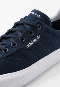 Adidas Skateboarding 3MC VULC - Tenisky - conavy/conavy/ftwwht