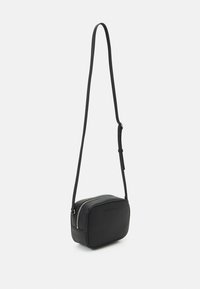 Borsa a tracolla in pelle nera con forma rettangolare, texture liscia, chiusura con zip e una lunga tracolla regolabile.