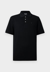 Must musta polo särk, mis on valmistatud puuvillast, millel on kolme nupuga kaelus, lühikesed varrukad ja rindkeres väike logo. Sujuv tekstuur.