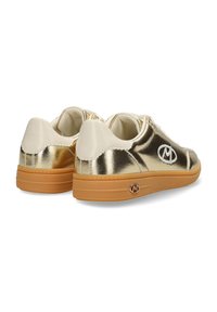 Guld- och gräddfärgade sneakers med metallisk finish, snörningsdesign, gummisula och logotypaccent på sidan. Texturerad häl och slät ovandel.