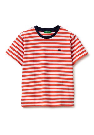 T-shirt met korte mouwen met horizontale rood-witte strepen en een marineblauwe ronde hals, met een klein zwart logo op de borst.