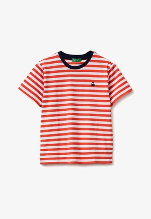 Koszulka z krótkim rękawem z poziomymi czerwono-białymi paskami i granatowym okrągłym dekoltem, z małym czarnym logo na piersi.