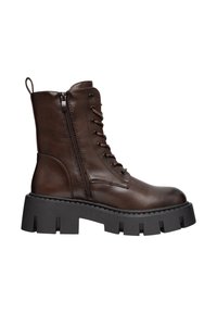 Stivaletto in pelle marrone con zip laterale, punta tonda e robusta suola nera spessa con dettagli intagliati. Stringhe sul davanti.
