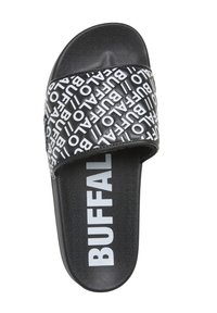 Sandale slide noire avec une large bride recouverte de texte blanc répétitif "BUFFALO" et "BUFFALO" imprimé en grandes lettres blanches sur la semelle intérieure.