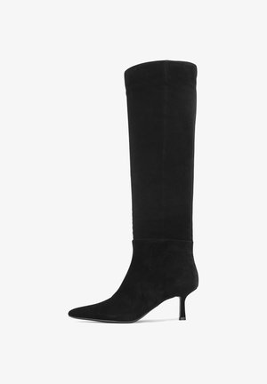 Czarne zamszowe kozaki do kolan na wysokim obcasie z ostro zakończonym noskiem i smukłym obcasem, charakteryzujące się gładką teksturą i prostym, minimalistycznym designem.