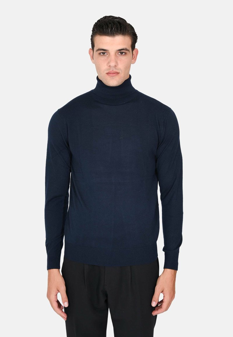 Maglione a collo alto blu navy, realizzato in tessuto liscio, design aderente, maniche lunghe, colletto e orlo a coste, stile minimalista, senza motivi o accenti.
