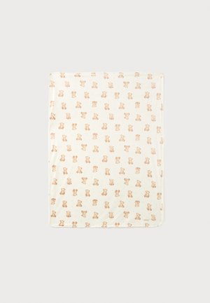Couverture blanche pour bébé avec petit motif d'ourson marron clair uniformément réparti sur le tissu.