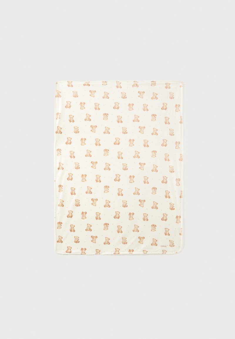 Couverture blanche pour bébé avec petit motif d'ourson marron clair uniformément réparti sur le tissu.