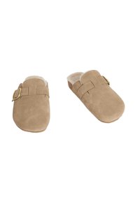 Zapatillas de ante en beige con un suave forro de piel. Presenta dos correas ajustables y un diseño de punta redondeada. Suelas planas para mayor comodidad.