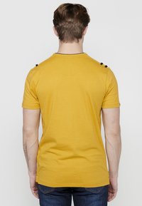 Koroshi SHORT SLEEVE  - Marškinėliai su spaudiniu - amarillo   yellow