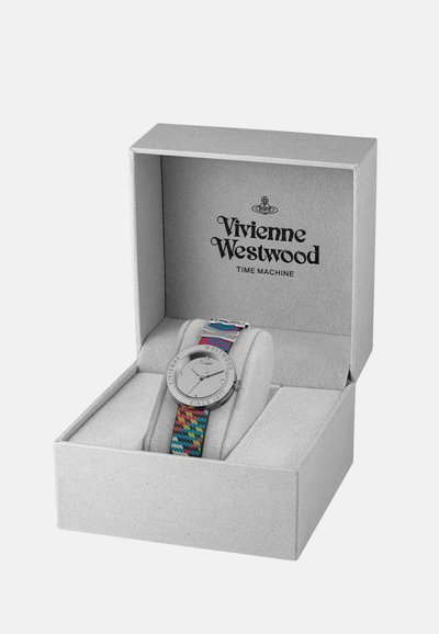 Zilveren horloge met een kleurrijke geweven band, gepresenteerd in een grijze geschenkdoos met het Vivienne Westwood-logo en merkinformatie.