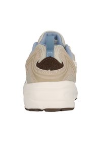 Ljust beige sneaker med blå accenter och bruna detaljer på hälen. Hållbara nät- och mockamaterial, med en vadderad krage och hällögra.