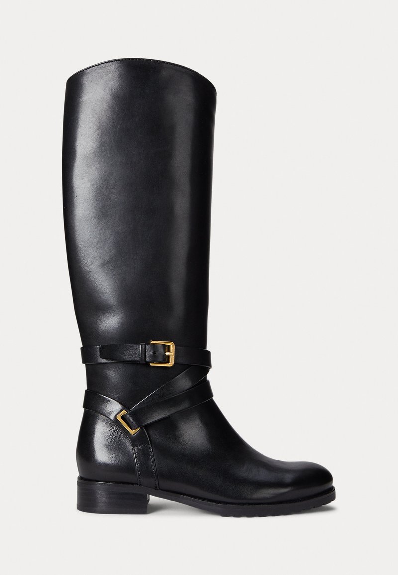 Črne usnjene čevlje do kolen z zaobljenim prstom, nizko blokasto peto in dvema trakovoma z zlatim sponko. Gladka tekstura.