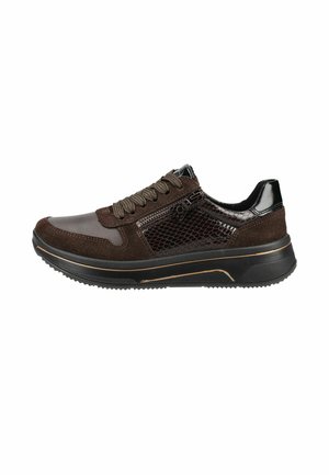 Brązowy sneaker ze skóry i zamszu z czarną gumową podeszwą, zamkiem po boku i teksturowanymi panelami.