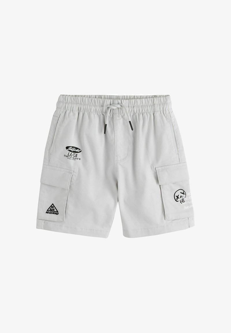 Shorts cargo gris clair avec une taille élastique et un cordon de serrage. Comprend deux grandes poches latérales et des détails imprimés sur le tissu.