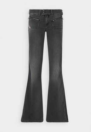 Jeans negri evazați cu două buzunare frontale cu fermoar, un brâu cu două butoane și un finisaj decolorat. Materialul are o textură netedă.