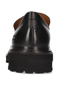 Zwarte leren schoenen met een glanzende afwerking, gestructureerde hak en een robuuste rubberen zool met een geprofileerd loopvlak. Het ontwerp benadrukt duurzaamheid.