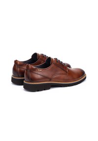 Scarpe in pelle marrone con finitura liscia, punta arrotondata, lacci blu, cuciture gialle a contrasto e suole in gomma nera.