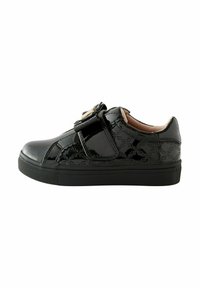 Sneaker in vernice nera con design testurizzato, cinturino in Velcro e suola in gomma. Punta arrotondata e silhouette bassa.