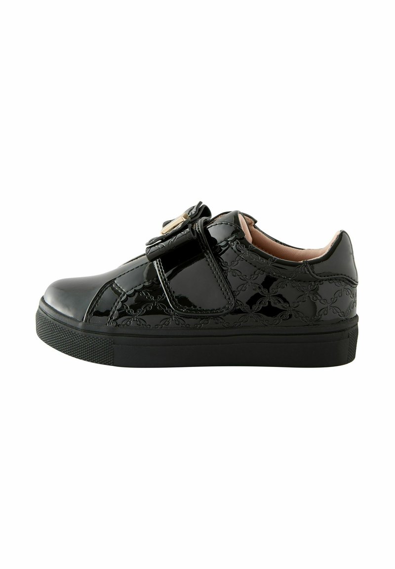 Sneaker in vernice nera con design testurizzato, cinturino in Velcro e suola in gomma. Punta arrotondata e silhouette bassa.