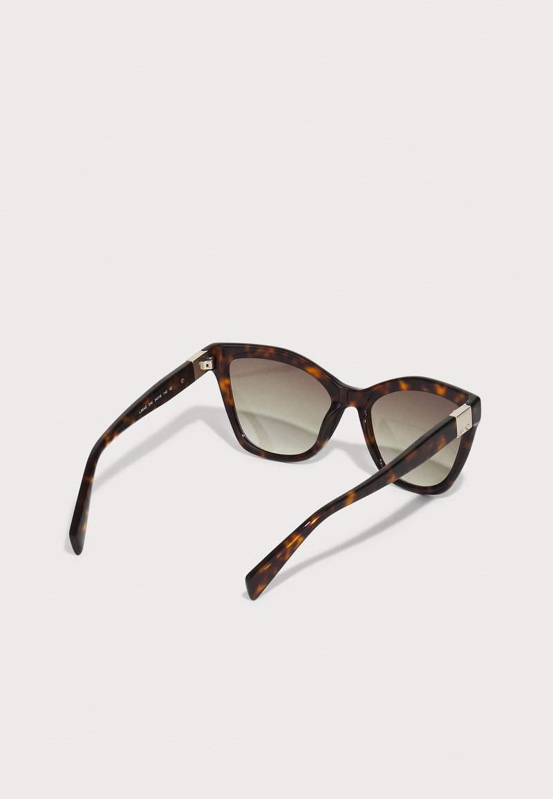 Sonnenbrille im Schildpatt-Design mit Katzenaugenform, Verlaufsgläsern, glänzender Oberfläche und metallischen Akzenten an den Bügeln.