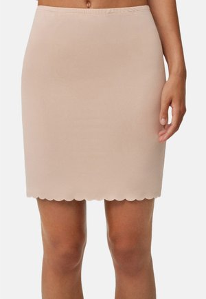 Ysabel Mora Minifalda - nude