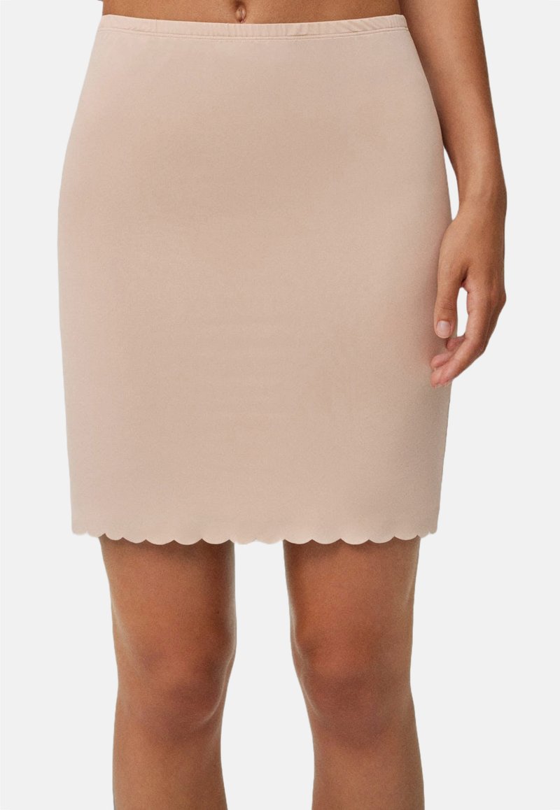 Ysabel Mora Minifalda - nude